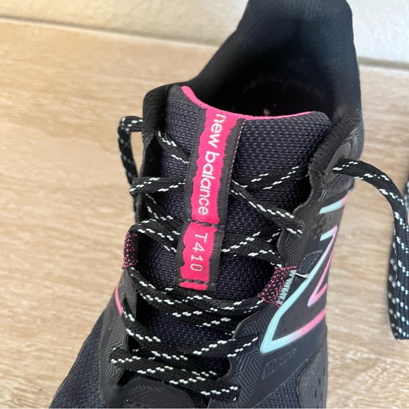 New Balance 410v8 Womens 9.5 Trail Running Shoes Pink Black - Picture 10 of 11